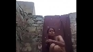 mum in bath spying the Japanese girl liftet up while pissing